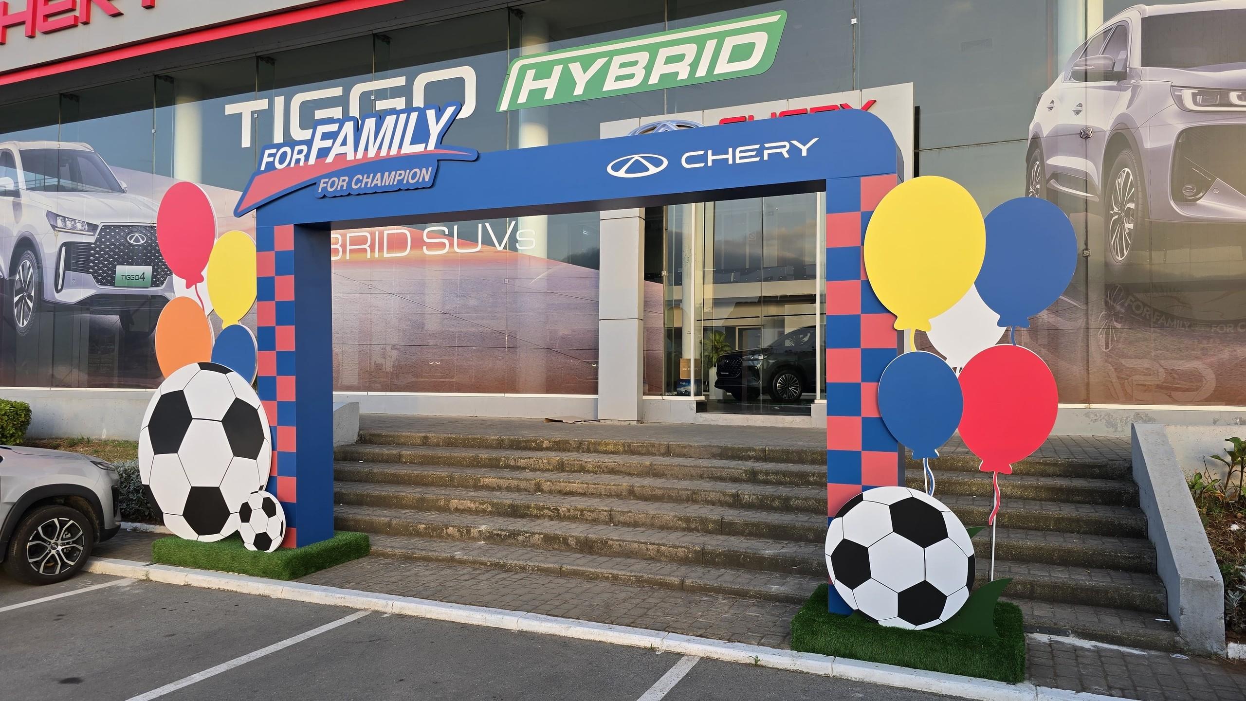 Arche « For Family For Champion » en façade du showroom Chery.