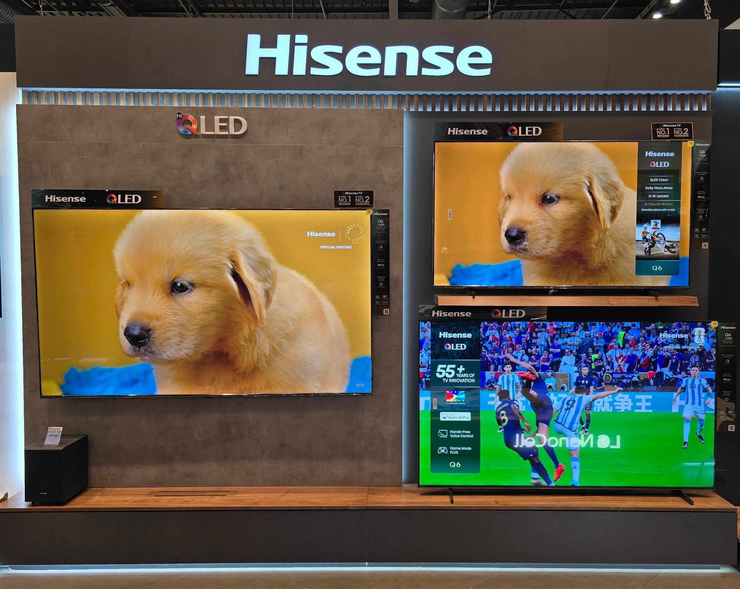 Mur TV Hisense livré : habillage effet pierre, bandeau lumineux et écrans allumés.