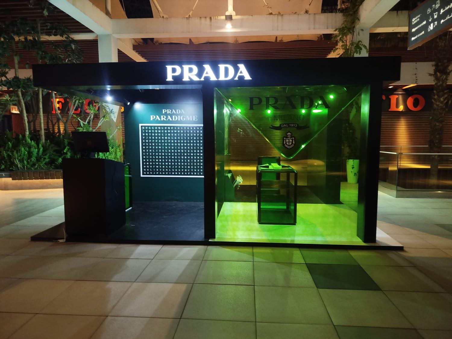 Le pop-up Prada Paradigme dans sa version finale : structure noire et vitrine verte rétroéclairée.